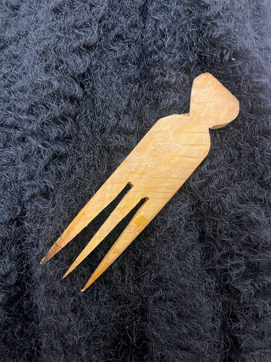 AFRICAN WOODEN PARTING COMB